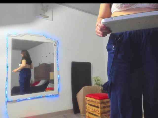 SheraMilf webcam