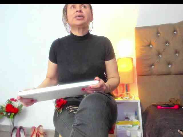 SheraMilf webcam
