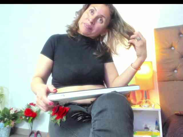 SheraMilf webcam