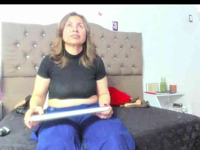 SheraMilf webcam