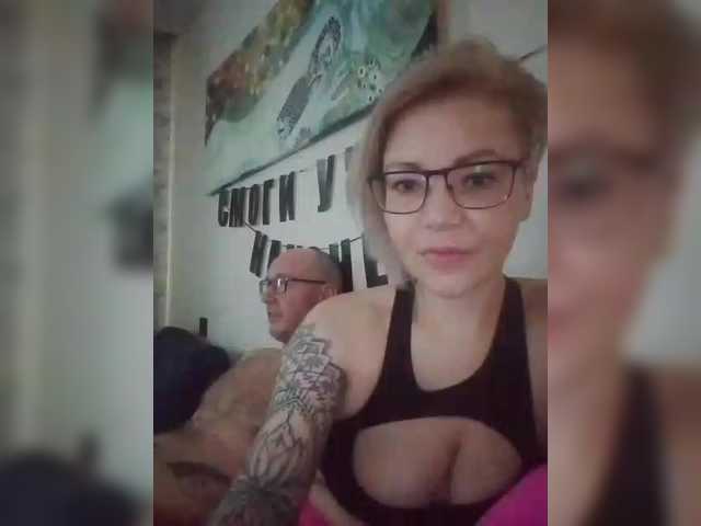 Entra en el chat con el modelo TilyTily TilyTily