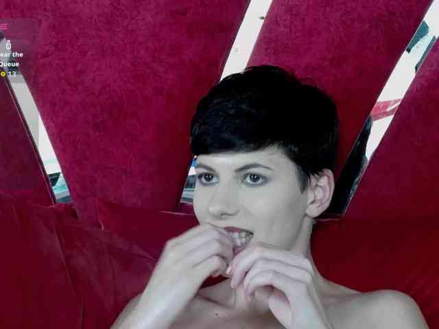 RoxxyRouge webcam