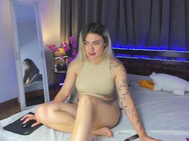 MikkiShows webcam