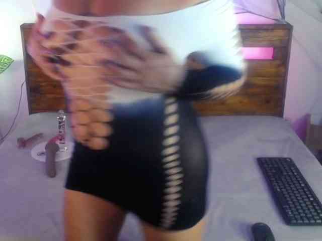 Yeseniaa25 webcam