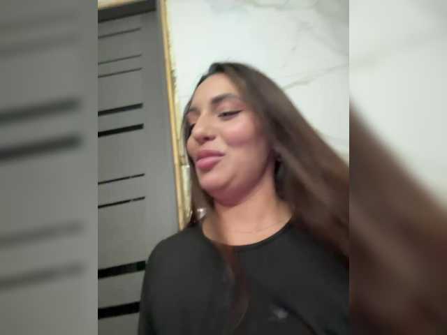 Entra en el chat con el modelo Kristaly Kristaly