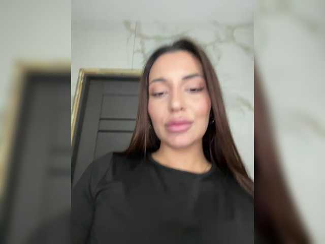 Entra en el chat con el modelo Kristaly Kristaly