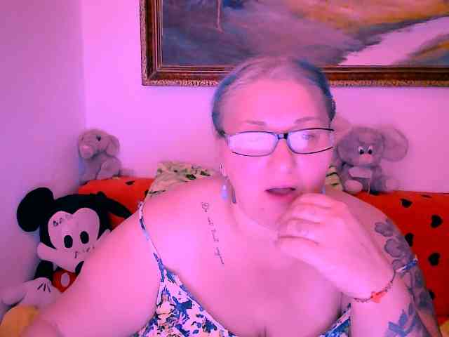 MarryBigBoobs1 webcam