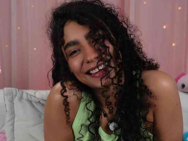 Victoria_Curly webcam