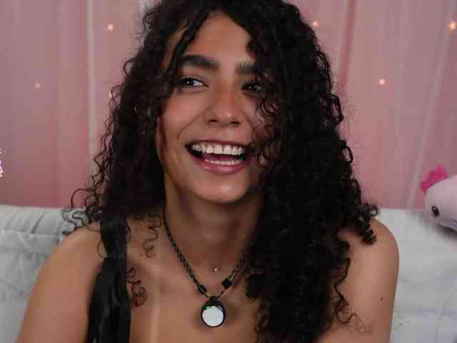 Victoria_Curly webcam