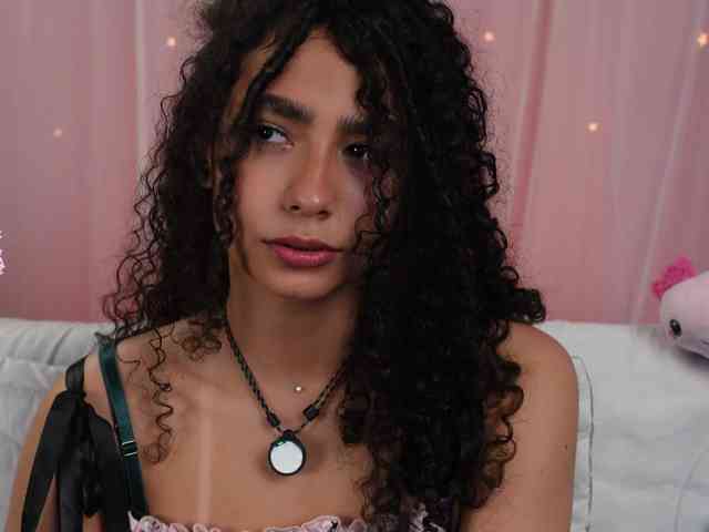 Victoria_Curly webcam