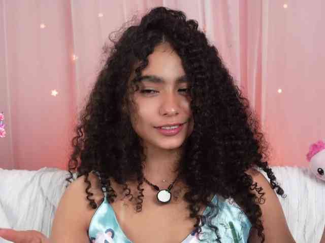 Victoria_Curly webcam