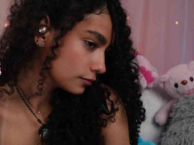 Victoria_Curly webcam