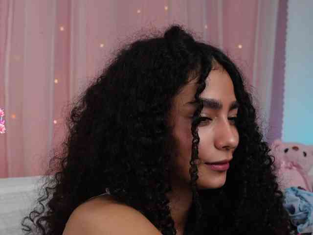 Victoria_Curly webcam