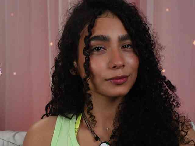 Victoria_Curly webcam