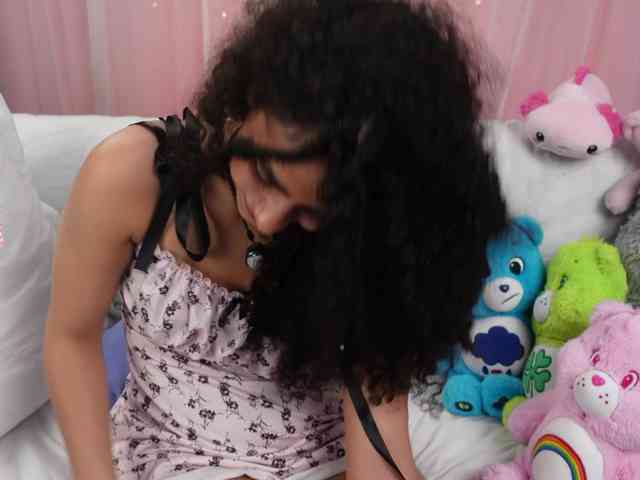 Victoria_Curly webcam