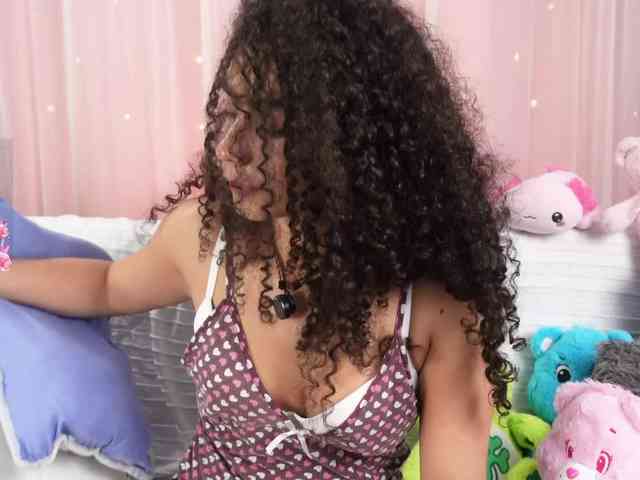 Victoria_Curly webcam