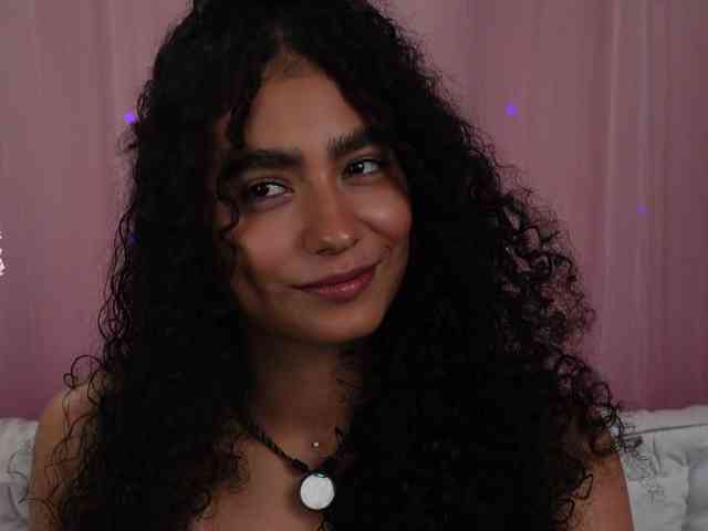 Victoria_Curly webcam