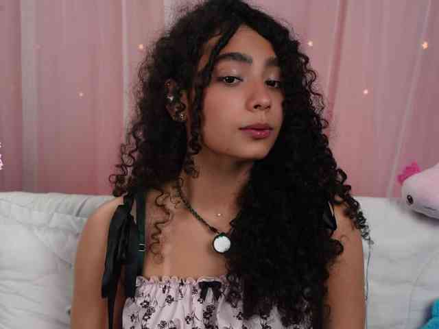 Victoria_Curly webcam