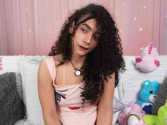 Victoria_Curly webcam