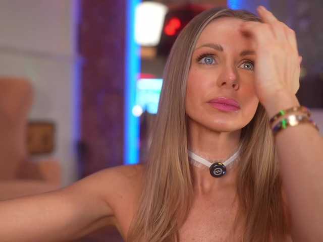 Entra en el chat con el modelo EvaFashionista EvaFashionista