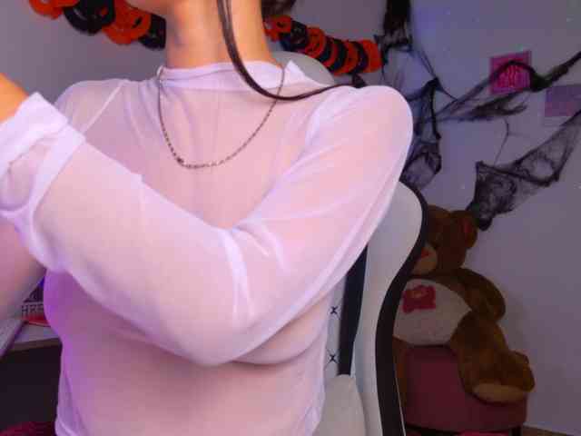 BrunetteAdams webcam