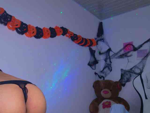 BrunetteAdams webcam