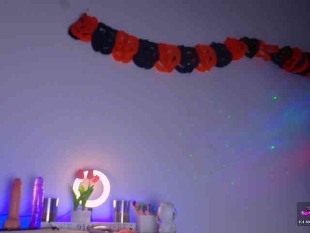 BrunetteAdams webcam