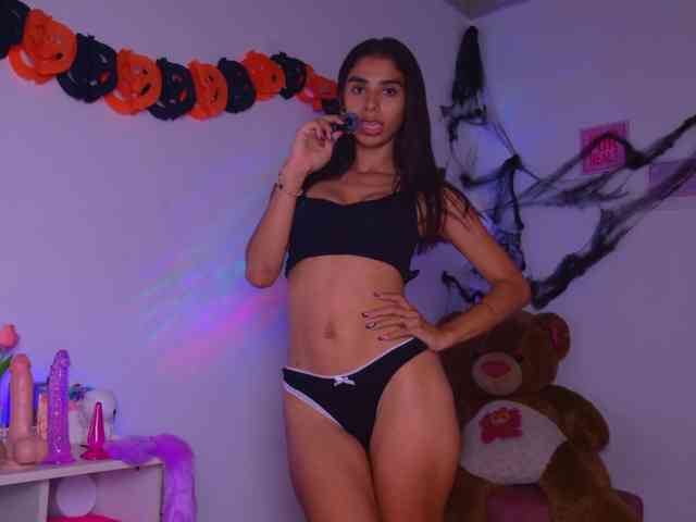 BrunetteAdams webcam