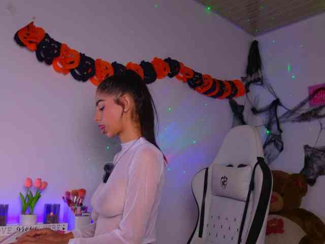 BrunetteAdams webcam