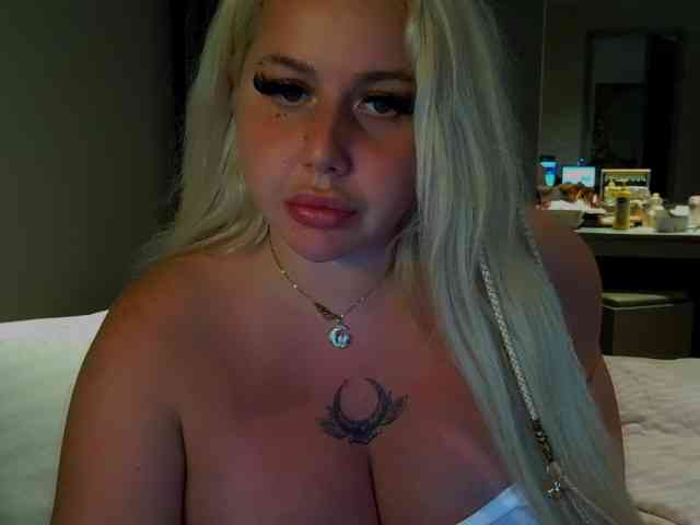 TiaDollDotCom webcam