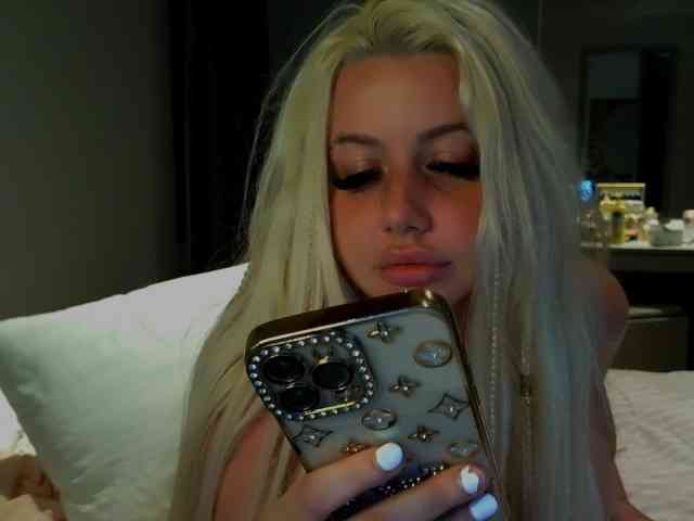 TiaDollDotCom webcam