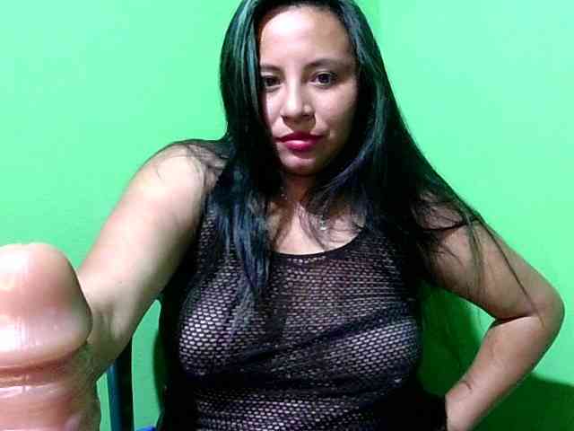 Hot4mommy webcam