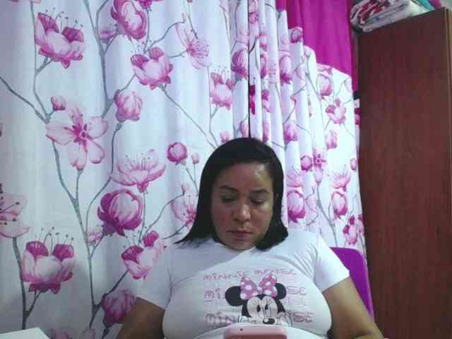 pregnantsaraxxx webcam