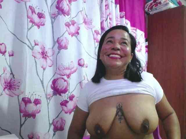 pregnantsaraxxx webcam