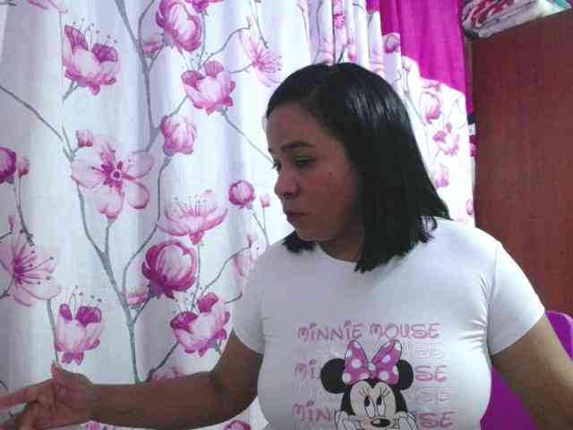 pregnantsaraxxx webcam