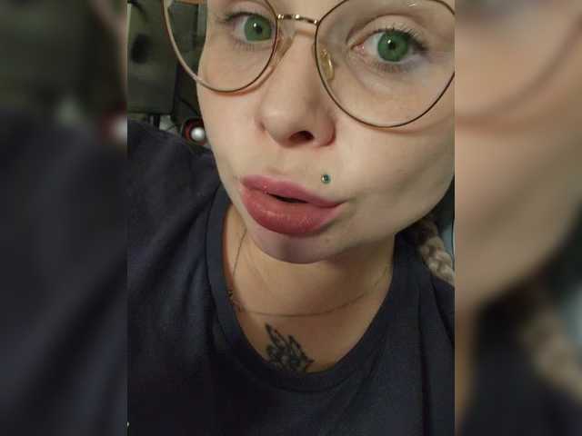 YourFunnyBlondiee webcam
