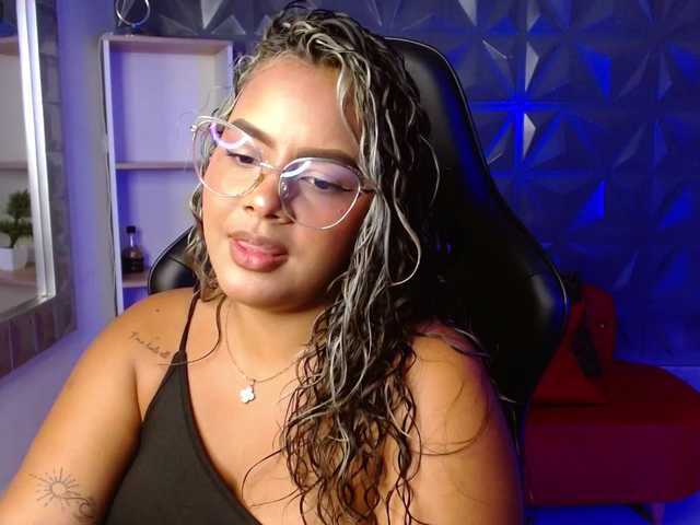 Adelle32 webcam