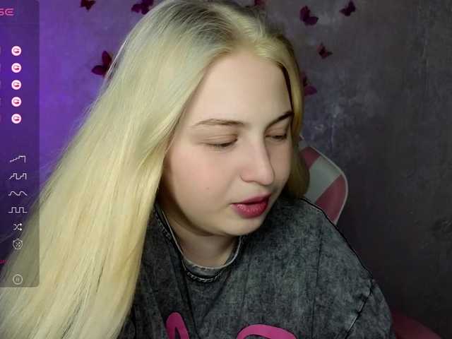 BlondeBond webcam