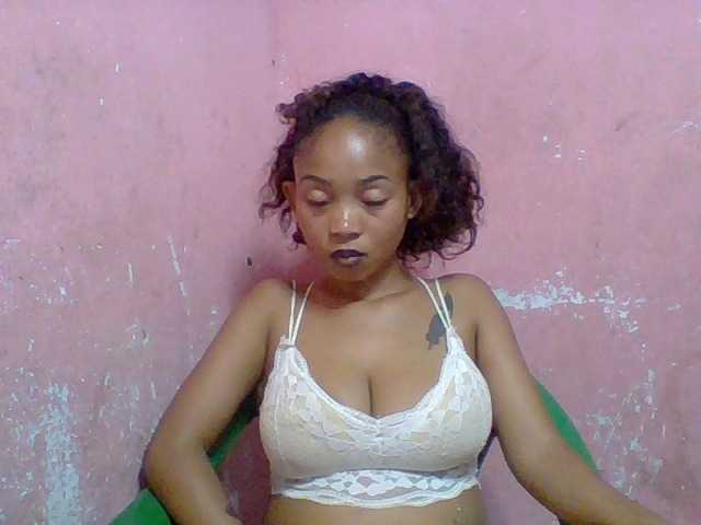 Estelahh, une amatrice française avec qui discuter et avoir du sexe