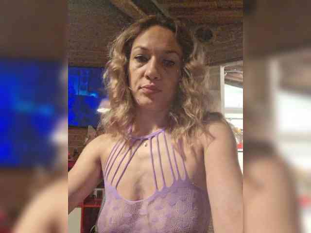 IssaaBella7 webcam