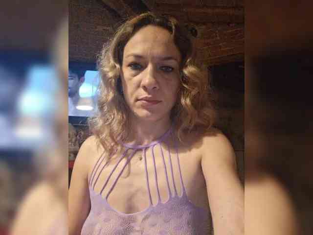IssaaBella7 webcam