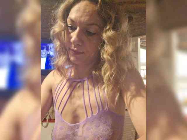 IssaaBella7 webcam