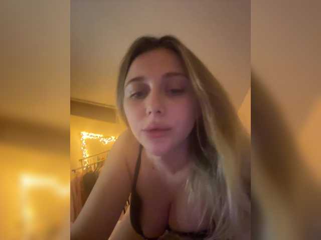 Entra en el chat con el modelo Poison_Kiss Poison_Kiss