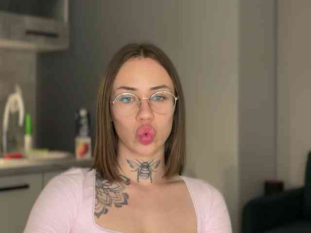 v_-_-_v webcam