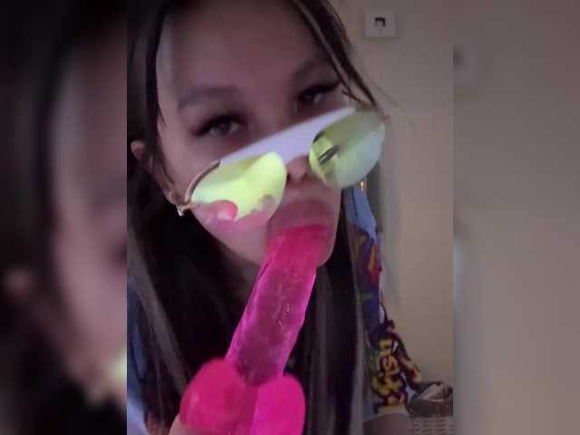 Entra en el chat con el modelo Simonka Simonka