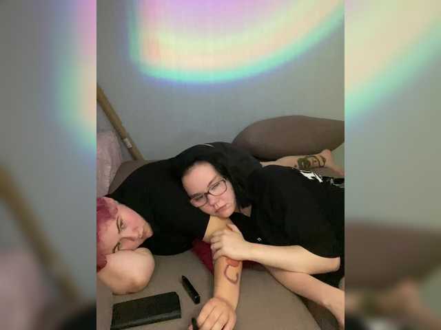 Tanya-and-Sara webcam