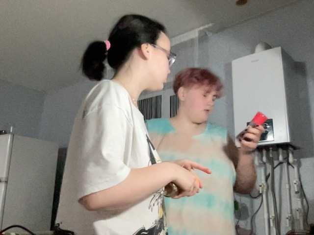 Tanya-and-Sara webcam