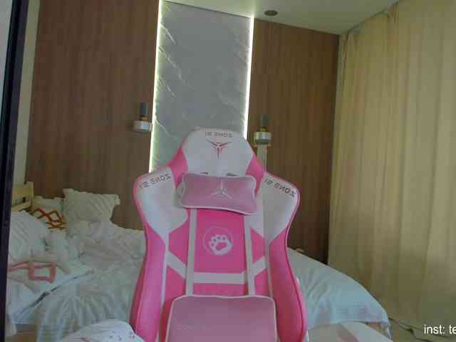 Naomimif webcam