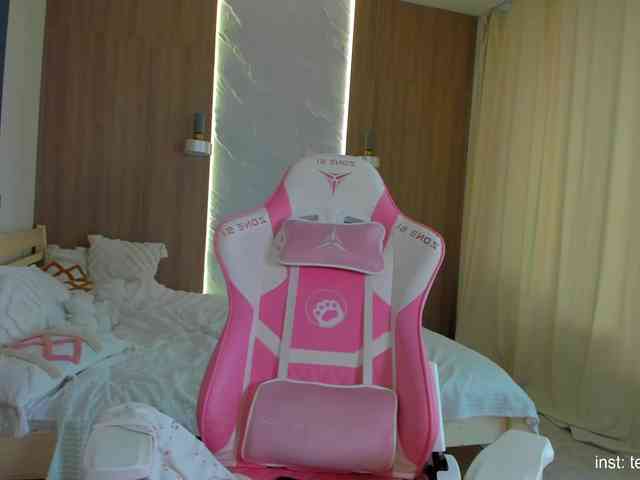 Naomimif webcam