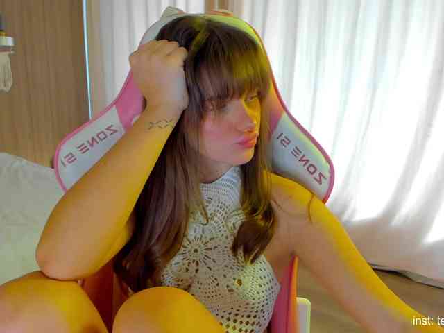 Naomimif webcam